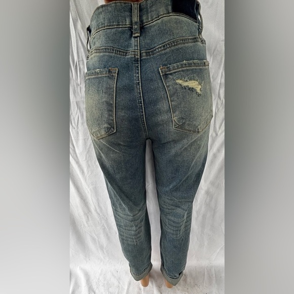 Stylish Distressed Relaxed Fit Jeans - Picture 11 of 16